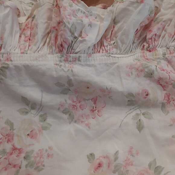 Simply Shabby Chic Ruffled Tablecloth - Picture 1 of 2